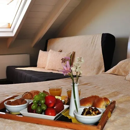 Nikolaos בית הארחה 3*